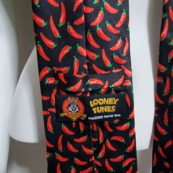 Looney Tunes Pepper Patterned Silk Tie - Picture 4 of 4